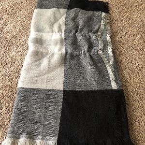 Black/Gray Blanket Scarf